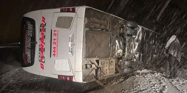 Bingöl'de yolcu otobüsü devrildi: 18 yaralı
