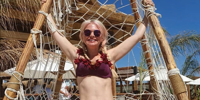 Seçkin Piriler'den bikinili tatil pozları