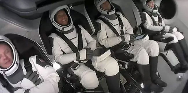 Uzay uçuşları tarihinde ilk! Uzay turistleri yola çıktı!