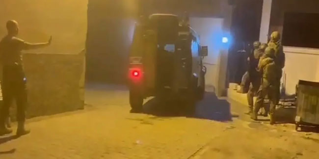 Adana'da film sahnelerini aratmayan operasyon! Koçbaşıyla kırılmayan kapıyı zırhlı araçla kırdılar