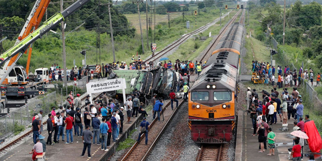 Tayland'da otobüsle tren çarpıştı: 20 ölü 29 yaralı