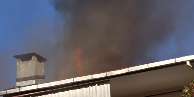 Şişli’de binanın çatısı alev alev yandı, vatandaşlar canlı yayın yaptı