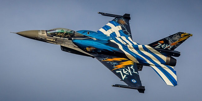 Yunanistan'da F-16 düştü!