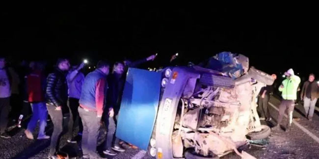Manisa'da kontrolden çıkan otomobil devrildi: 2 ölü, 1 yaralı