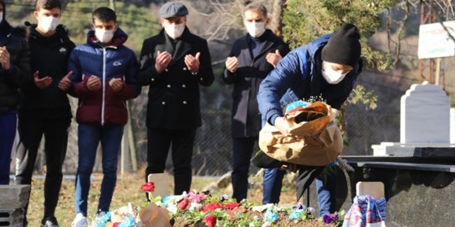 Abdullah Avcı ve futbolcular, Özkan Sümer'in mezarını ziyaret etti