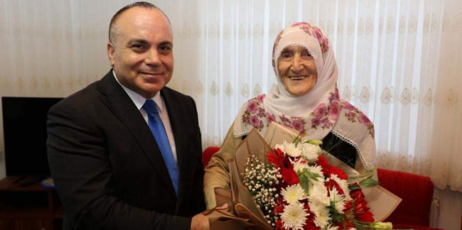 100 yaşındaki Lütfiye Aydın’ı evinde ziyaret etti