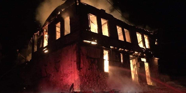 Bolu’da 2 katlı ahşap ev yangında kül oldu