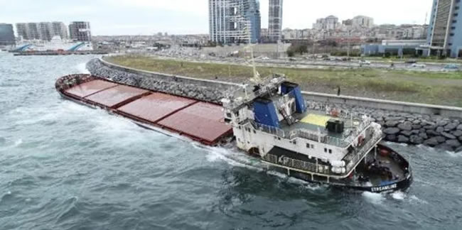 Zeytinburnu'nda karaya oturan gemi kurtarılmayı bekliyor