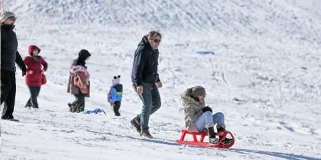 Antalyalılar zirvede kar, sahilde deniz keyfi yaptı