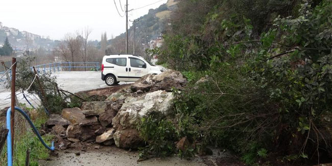Trabzon'da heyelan: Yol ulaşıma kapandı