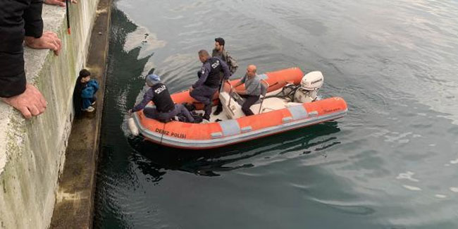 Rize'de kıyıda mahsur kalan çocuk, botla kurtarıldı
