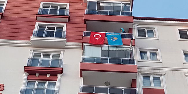 Kazakistan'daki felaketin acısını Kırıkkale'de bayrak açarak paylaştı