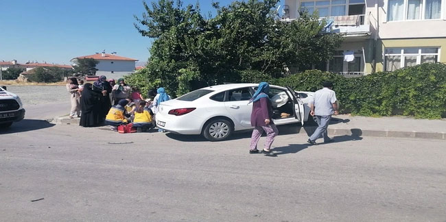 Erzincan'da iki otomobil kafa kafaya çarpıştı: 3 yaralı