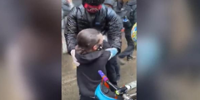 ABD’de polis 7 yaşındaki çocuğun yüzüne biber gazı sıktı