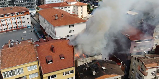 Kağıthane'de apartmanın çatısı alev alev yandı