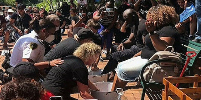 ABD'de polisler siyahi dini liderlerin ayaklarını yıkadı!