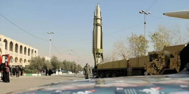 İran'dan Batı'ya gözdağı! ABD'yi vurduğu füzeleri sergiledi