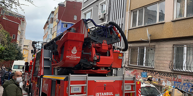 Beyoğlu’nda yangın: Dumandan etkilenen 3 kişi hastaneye kaldırıldı