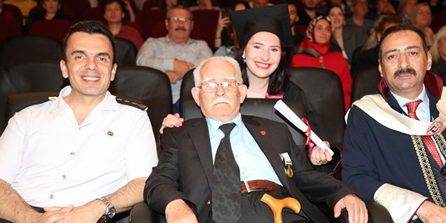 Trabzon Üniversitesi'nde 90 yaşındaki gazi mezuniyet törenine katıldı