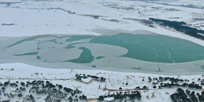 Elazığ'da Cip Baraj Gölü buz tuttu