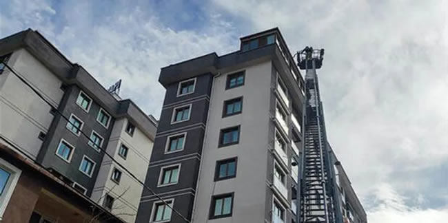Pendik'te 10 katlı apartmanın çatısındaki yangın söndürüldü