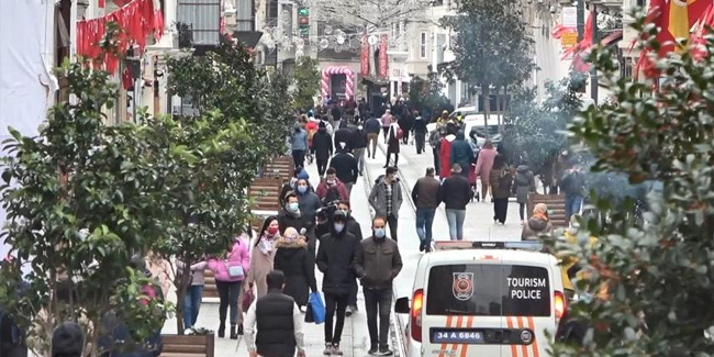 Sokağa çıkma kısıtlamasında Taksim Meydanı turistlere kaldı