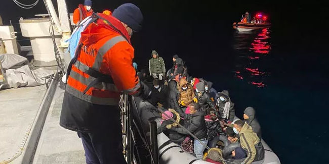 İzmir açıklarında 50 kaçak göçmen yakalandı