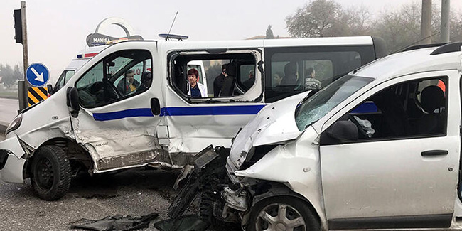 Diyaliz hastalarını taşıyan minibüse araç çarptı: 8 yaralı