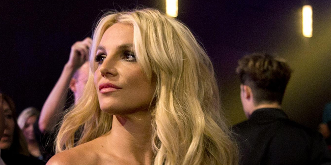 Britney soyundu, küvetleri yamulttu!
