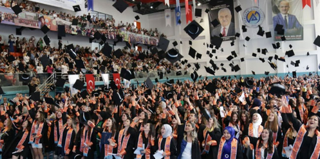 Avrasya Üniversitesi 10. dönem mezunlarını uğurladı