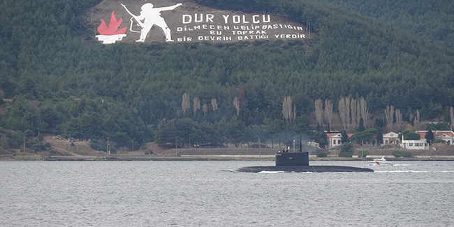 Rus denizaltısı Çanakkale Boğazı'ndan geçti