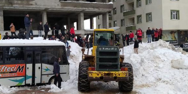 Bitlis'te çatıdan tonlarca kar kütlesi düştü: 3 çocuk yaralı