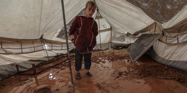 Şiddetli yağış İdlib'de çadır kentleri sular altında bıraktı