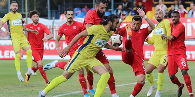 Menemenspor - Ümraniyespor maçında kural hatası!
