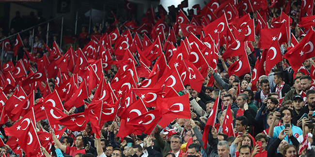 Futbol maçlarında statta sadece Türk bayrağı olacak