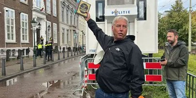 Irkçı lider Türkiye Büyükelçiliği önünde Kur'an-ı Kerim'i yırttı! Hollanda'da bir provokasyon daha