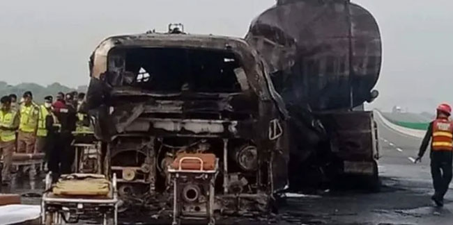 Petrol tankeri ile otobüs çarpıştı; 20 kişi öldü