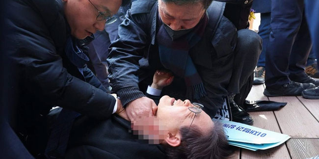 Güney Kore'de ana muhalefet lideri boğazından bıçaklandı!