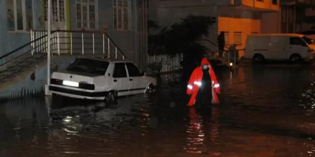 Manavgat'ta şiddetli yağış nedeniyle evleri su bastı