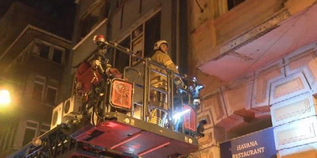 Beyoğlu'nda yangın: Mahsur kalan 9 kişi itfaiye tarafından kurtarıldı