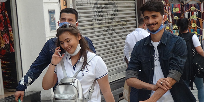 Taksim’de vatandaşlar yine maske ve sosyal mesafe kuralına uymadı
