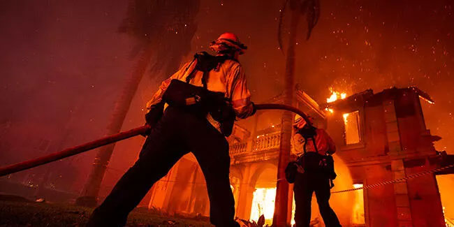 California’daki yangında en az 20 ev küle döndü