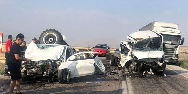 Afyonkarahisar'da feci kaza! Otomobil ile kamyonet çarpıştı: 2 ölü, 1 yaralı