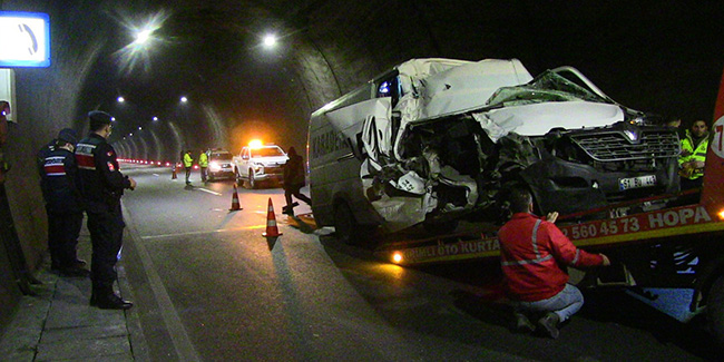 Artvin’de tüneldeki kazada hurdaya dönen araçtan sağ kurtuldu