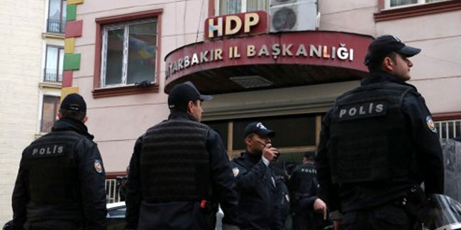 Diyarbakır'da HDP il binasına polis baskını!