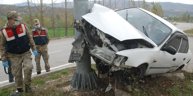 Tokat’ta direğe çarpan otomobilin şaha kalktığı kazayı 3 kişi yaralı olarak atlattı