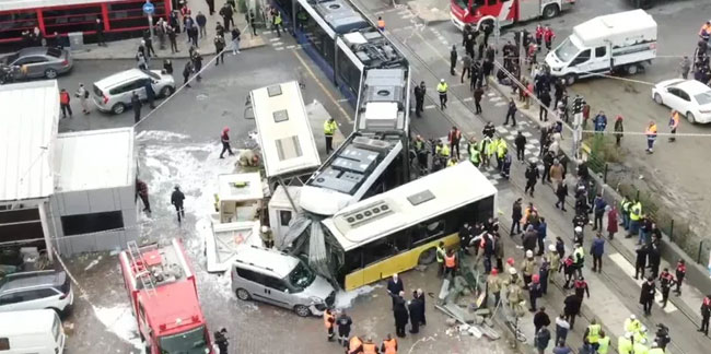 Tramvay ile İETT otobüsü çarpıştı: 33 kişi yaralandı!