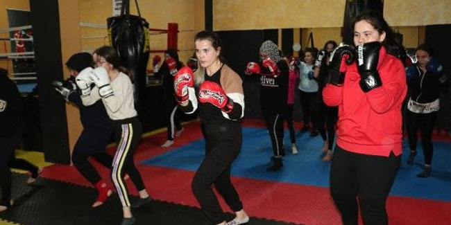 Kadınlar kendilerini savunmak için kick boks öğreniyor