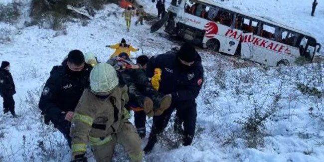 Yolcu otobüsü şarampole yuvarlandı: 3 ölü, 9 yaralı