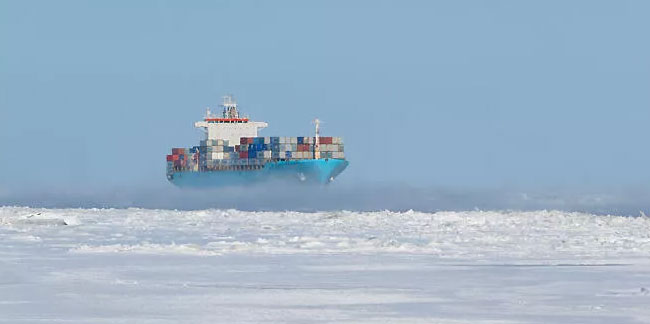 Kuzey Buz Denizi aniden donunca birçok gemi Rusya açıklarında buzda sıkıştı